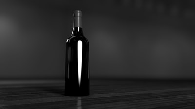 棕色表面的黑色玻璃瓶
